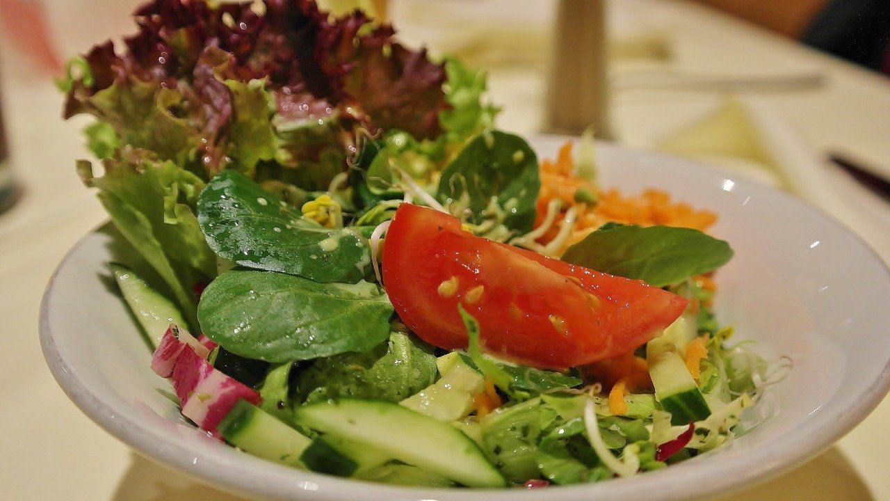 ensalada verde con tomate